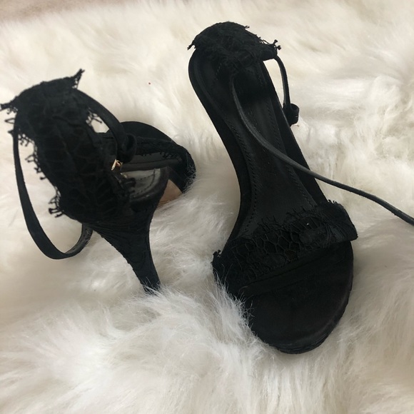 Burberry lace heels - Picture 2 of 5